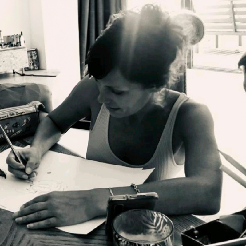 Candice Mille, architecte d'intérieur, à sa table à dessin